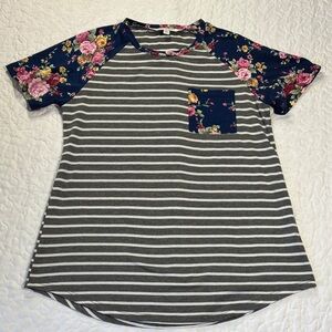 DAVI & DANI Floral Accent Striped Short Sleeve Tee size small